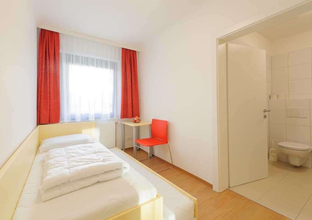 Hostel Huetteldorf Вена Экстерьер фото