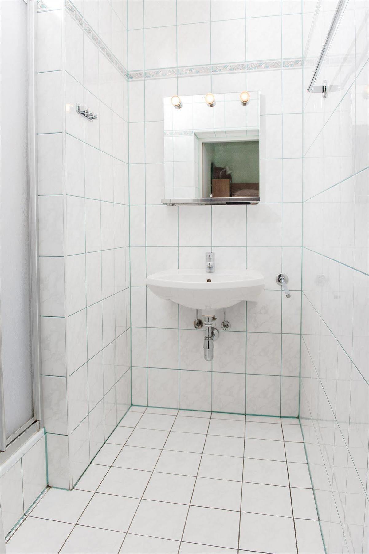 Hostel Huetteldorf Вена Экстерьер фото